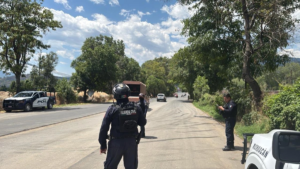 Bloqueos y quema de vehículos paralizan Zitácuaro tras operativo federal