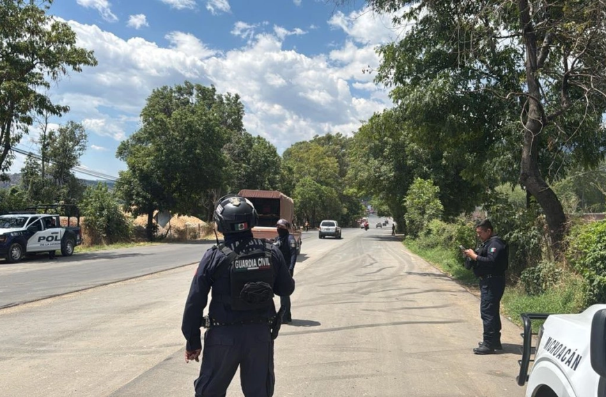 Bloqueos y quema de vehículos paralizan Zitácuaro tras operativo federal