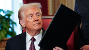 Trump anuncia aumento de aranceles a autos de la Unión Europea