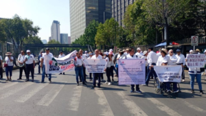 Jubilados de Pemex protestan en CDMX contra aplicación de reforma en pensiones