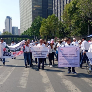 Jubilados de Pemex protestan en CDMX contra aplicación de reforma en pensiones